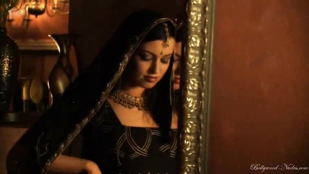 Alluring Indian babe in her traditional costume will impress everyone - Porn  Video at XXX Dessert Tube